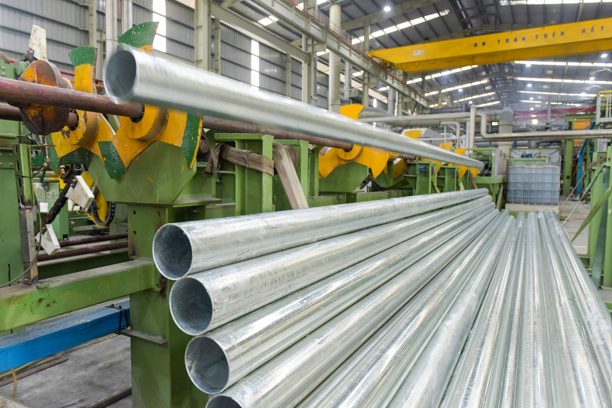 Ống thép mạ kẽm với lớp mạ kẽm bao phủ toàn diện giúp bảo vệ khỏi các môi trường khắc nghiệt hoặc môi trường ven biển, giúp  tăng tuổi thọ cho công trình