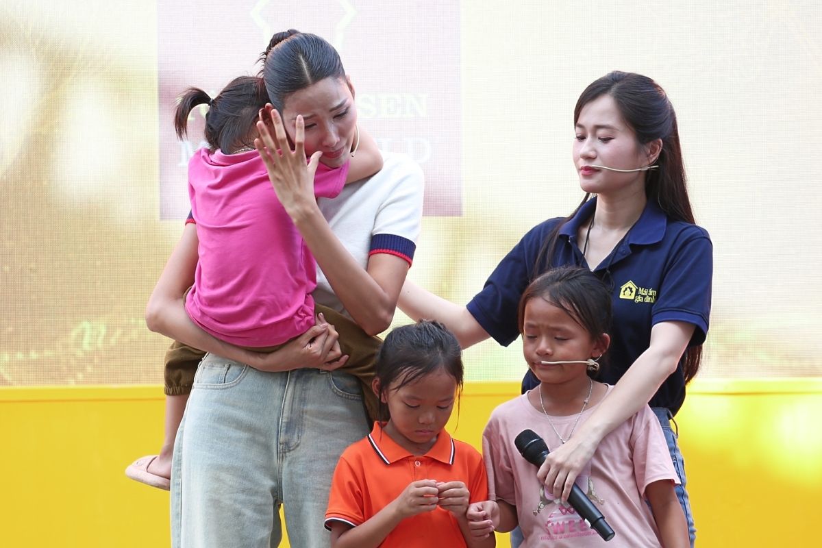 Siêu mẫu Hoàng Thùy bật khóc khi em gái của bé Thùy ôm chặt lấy cô – cái ôm như tìm lại hơi ấm của mẹ khiến cả trường quay lặng đi